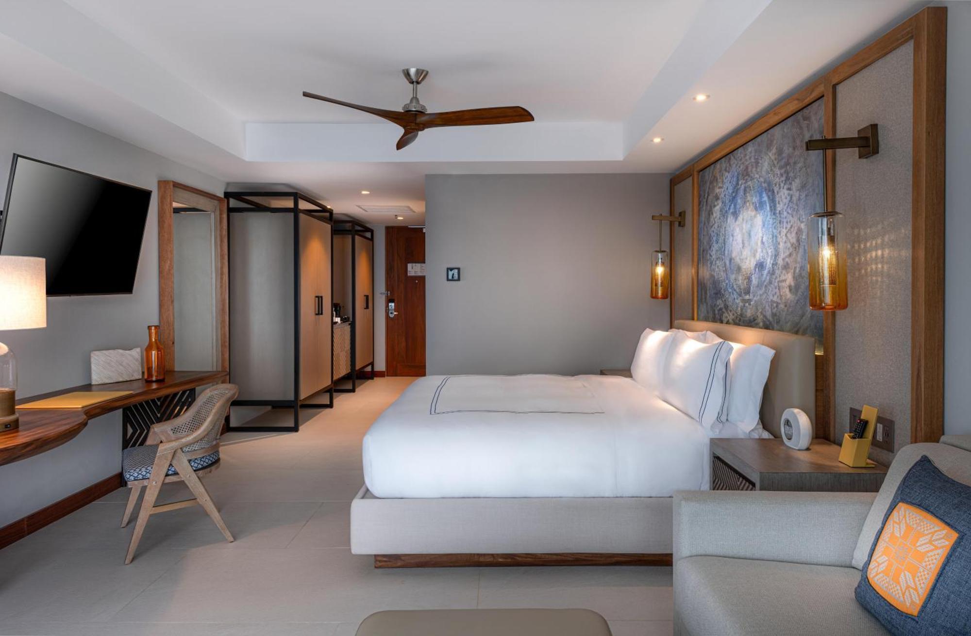 Habitación de 2 dormitorios con 2 camas grandes y 1 cama grande con vistas al mar